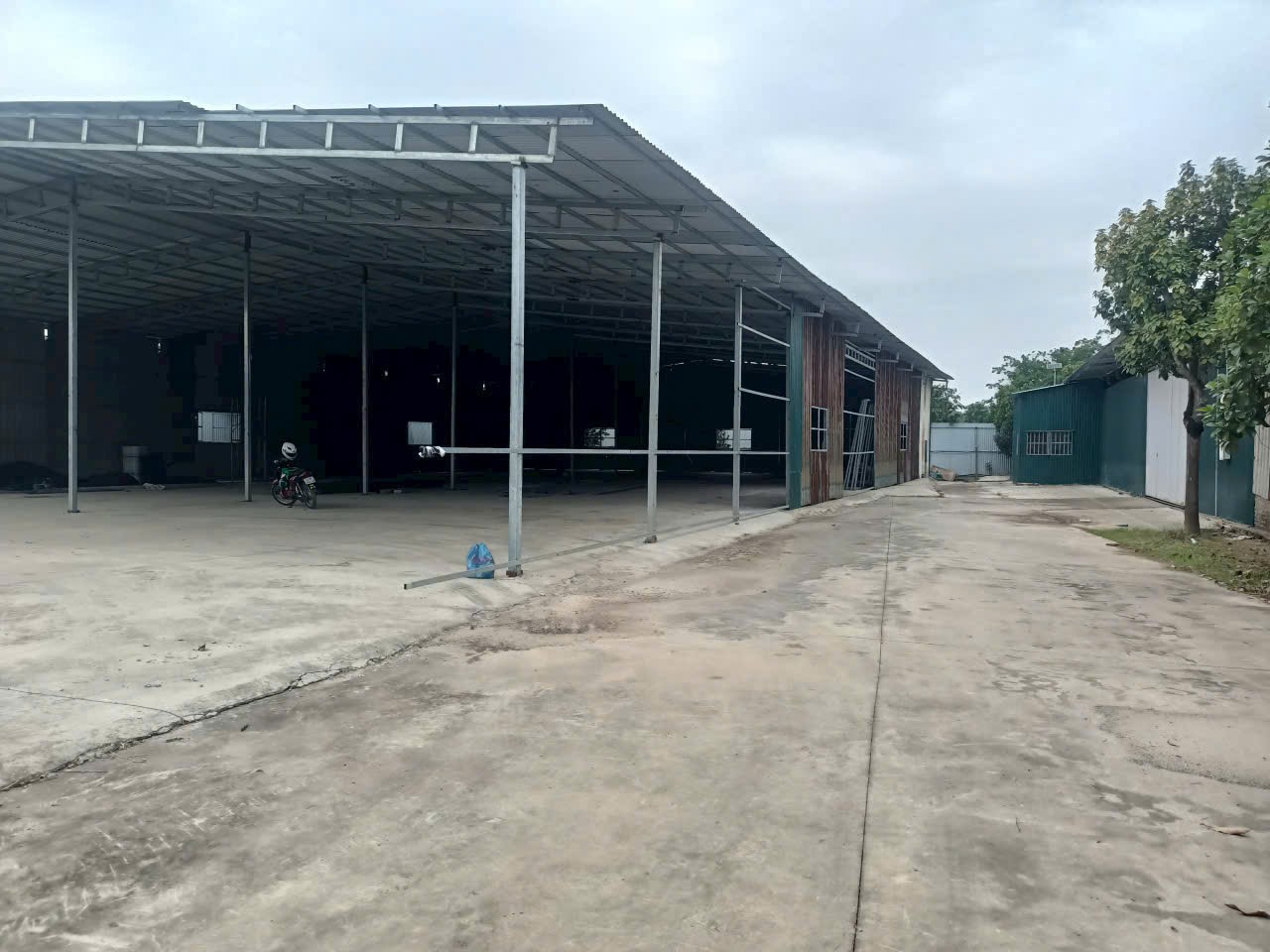 Cho thuê kho, xưởng 1200m2 mới dựng, có sân bãi rộng rãi tại Vạn Phúc, Hà Nội